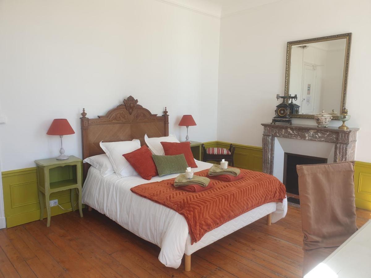 Chateau De Surville Surville  Bilik gambar