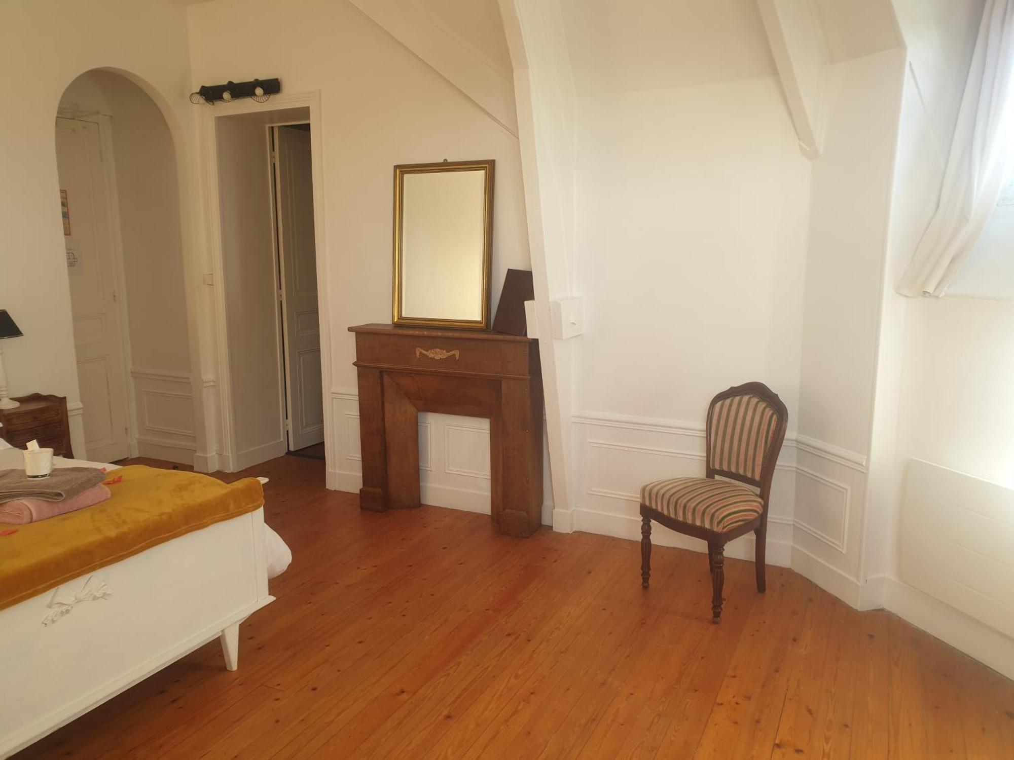 Chateau De Surville Surville  Bilik gambar