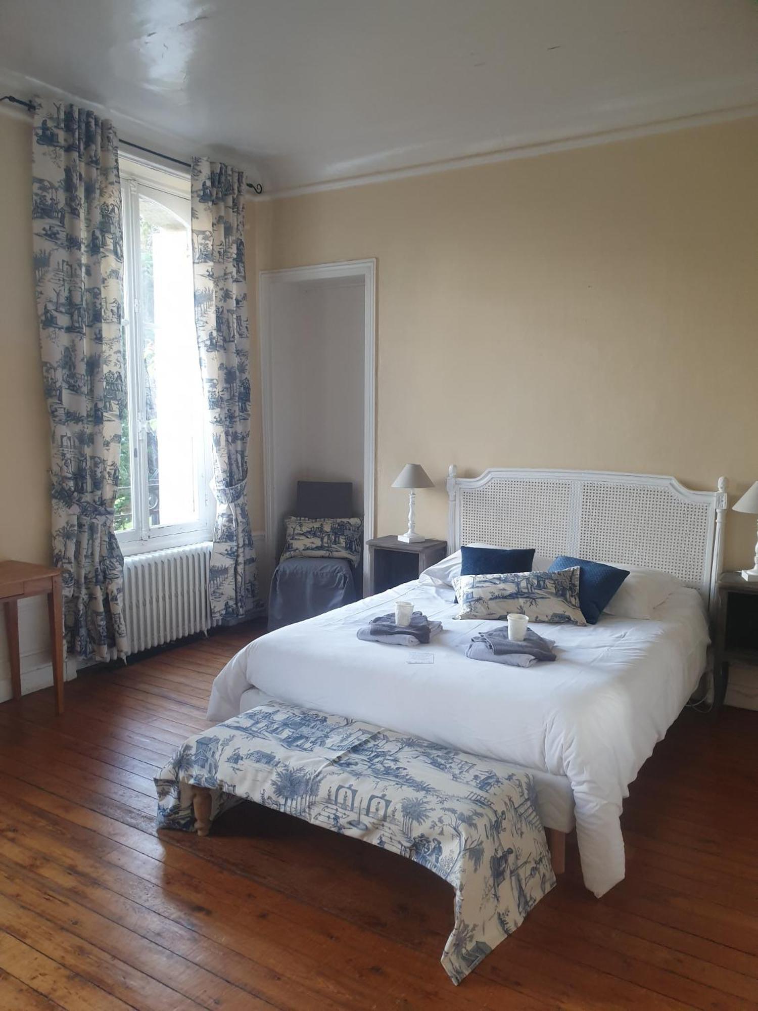 Chateau De Surville Surville  Bilik gambar